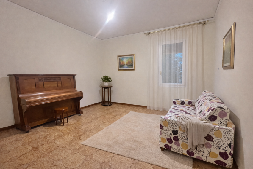 D4295E99-F375-40FB-9E1F-5C4B7A742F1F